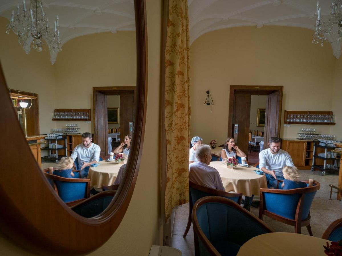 Отель Smolenicky Zamok Смоленице Экстерьер фото